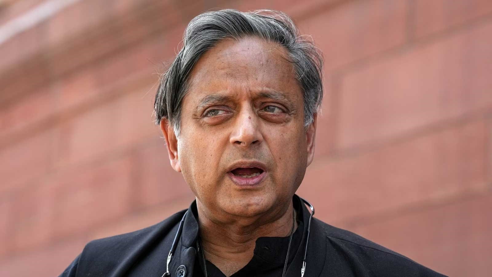 Scorpion on Shivling remark| SC gives Delhi Police 4 weeks for responding to Shashi Tharoors plea against defamation case Scorpion on Shivling remark| SC gives Delhi Police 4 weeks for responding to Shashi Tharoors plea against defamation case